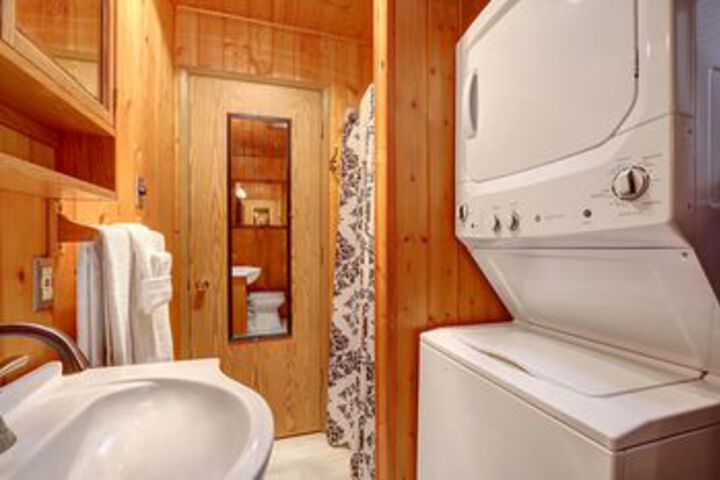 Sunset Falls Cabin - Two Bedroom Cabin with Hot Tub