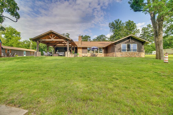 On-site Lake Access: Group Getaway in Afton