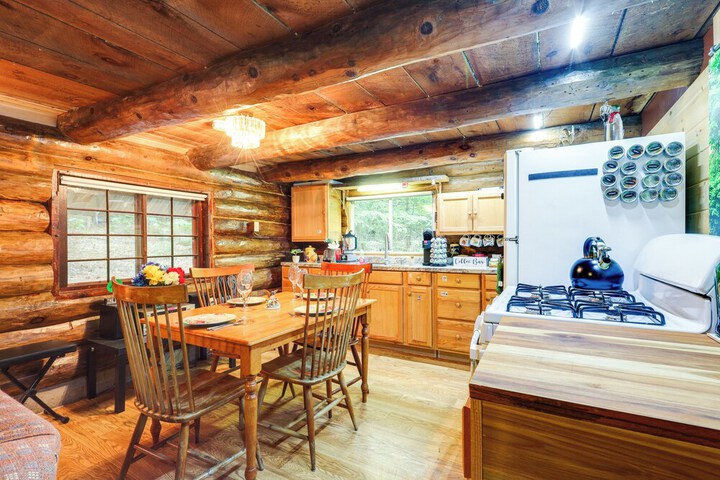 Cozy Elizabethtown Cabin w / Fire Pit!