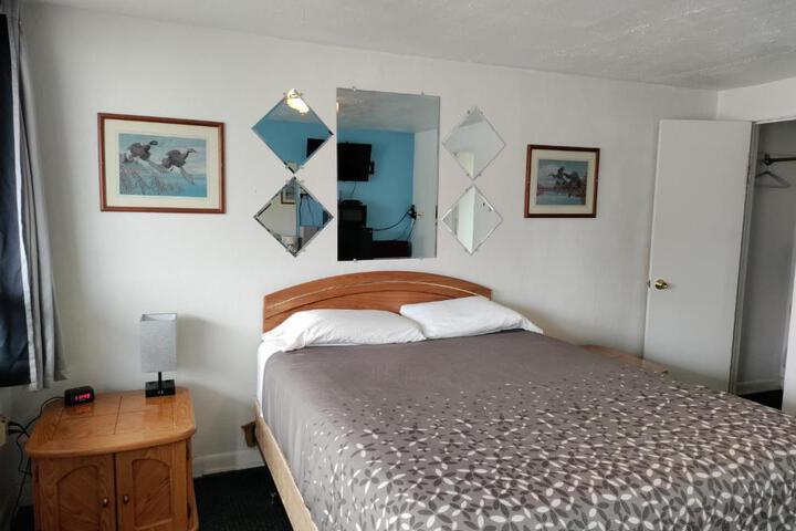 Eight Bar B Motel