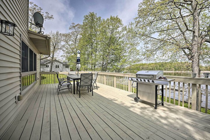 Pet-friendly Grass Lake Retreat w / Game Room!