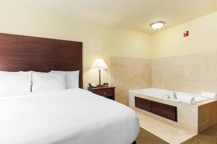 Cobblestone Inn & Suites - Bloomfield