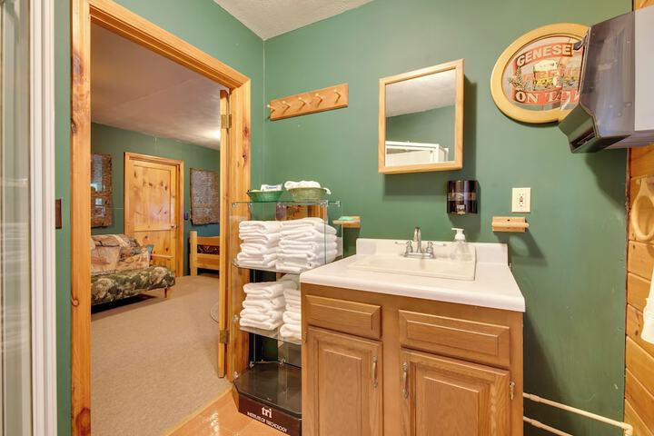 Handcrafted Log Cabin in Candor: Group Getaway!