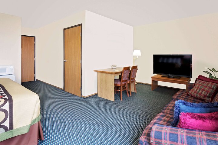 Room 8 of 16