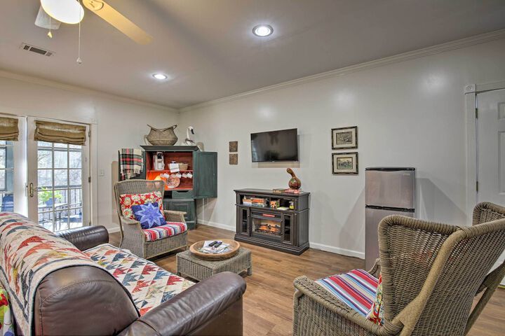 Cozy & Quiet Studio w / Porch Near Scenic Railway!