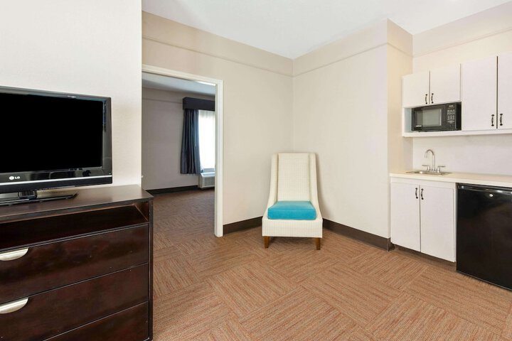 La Quinta Inn & Suites by Wyndham Winnie