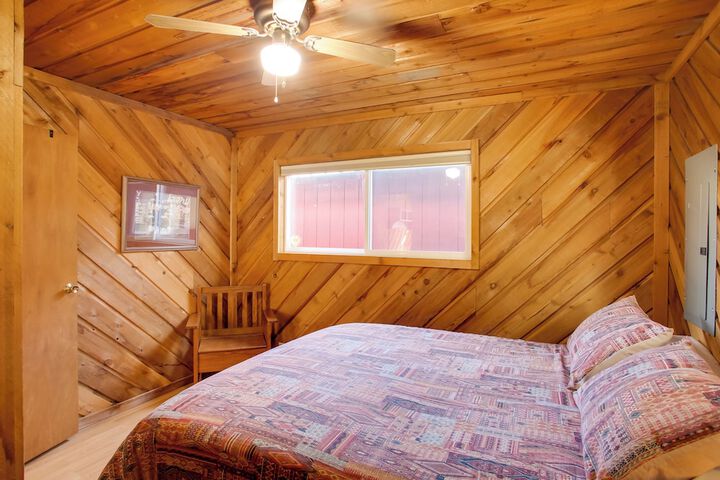 Charming Lakefront Cabin w / Deck & Fire Pit!