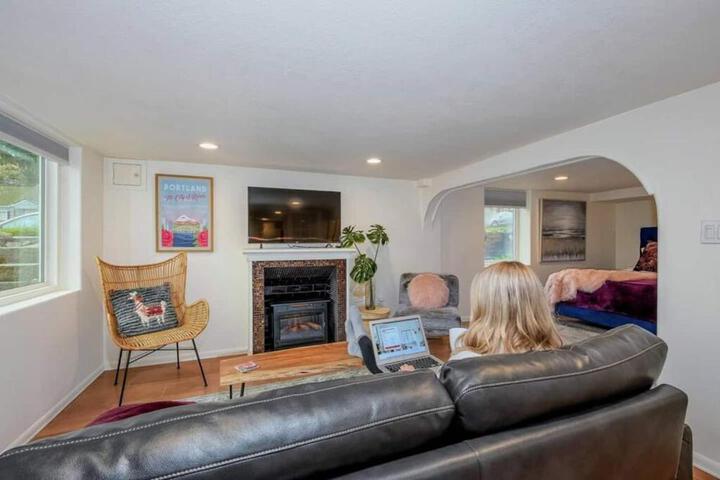 Private Basement Suite w Hot Tub
