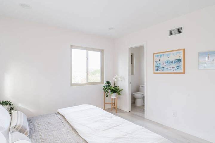 Spacious and Bright 5-bedroom Oasis Pool and Yard