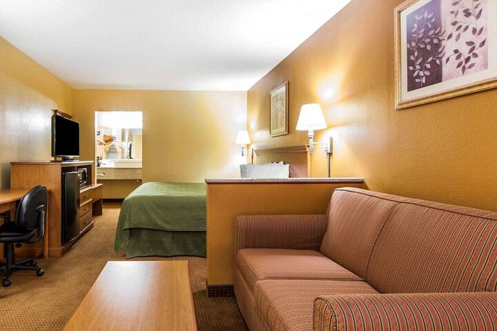 Room 32 of 65