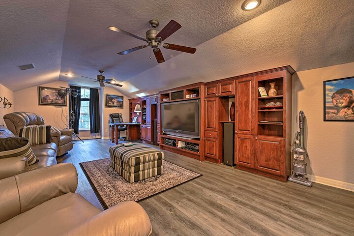 Elegant Valrico Home 15 Mi to Downtown Tampa!