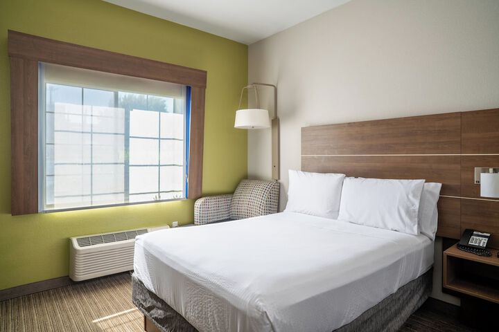 Holiday Inn Express Hotel & Suites Hesperia by IHG