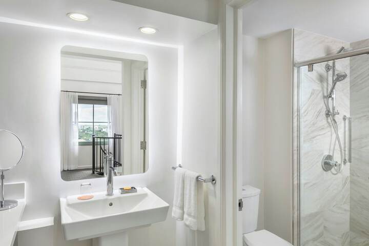 Hotel Colonnade Coral Gables Autograph Collection