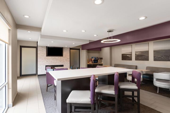 La Quinta Inn & Suites by Wyndham Fayetteville
