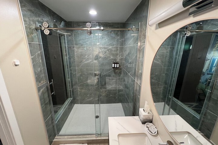 Lighthouse Inn & Suites