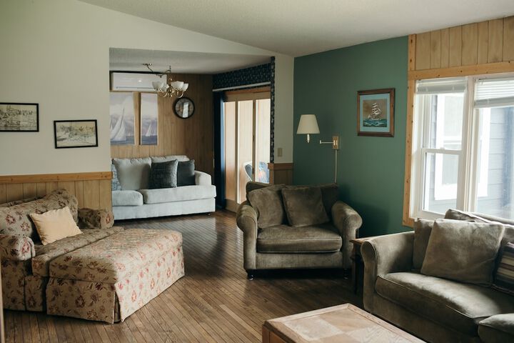 Lounge 140 of 156