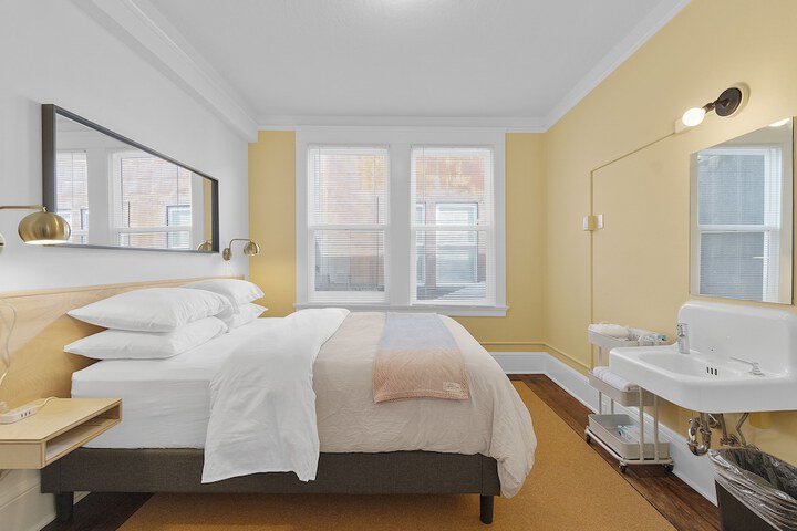 Room 21 of 76