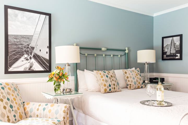Brass Key Guesthouse - Adults Only