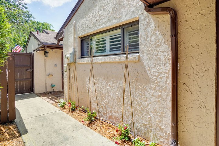 Walk to Restaurants: Downtown Leesburg Townhome!