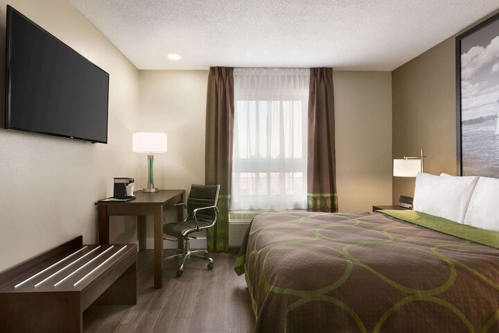 Super 8 by Wyndham Ajax / Toronto On
