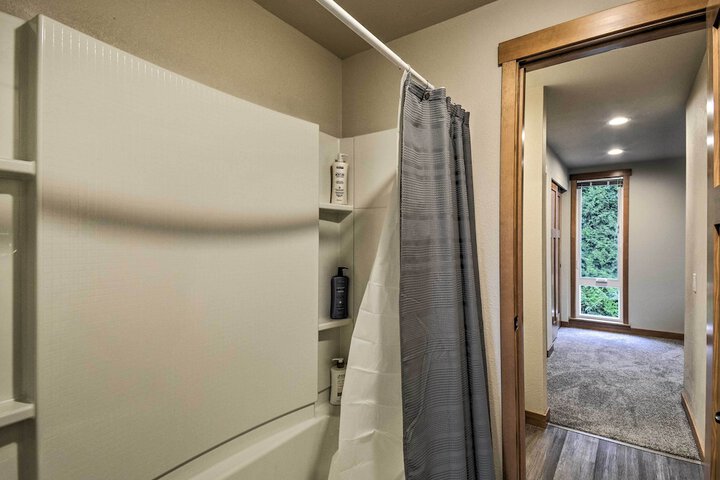 Luxurious Tacoma Retreat w / Quartz Countertops!