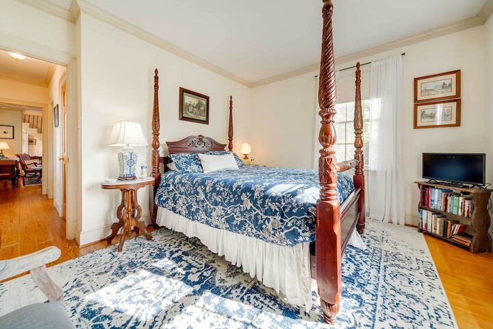Terre Haute Manor Farmhouse w / Gardens & Deck!