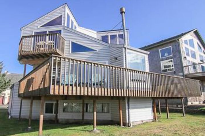 A Beachfront Fantasea 3 Br home by RedAwning