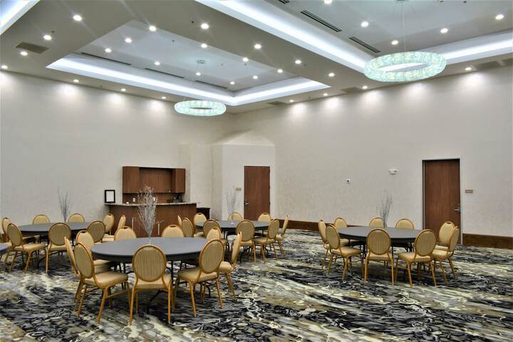 Ballroom/Hall 32 of 58