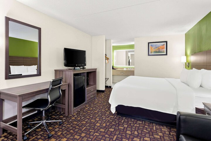 Room 34 of 40