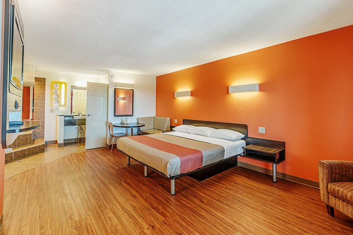 Room 9 of 34
