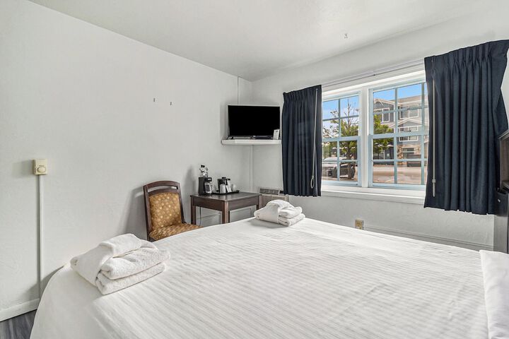 Snyders Shoreline Inn