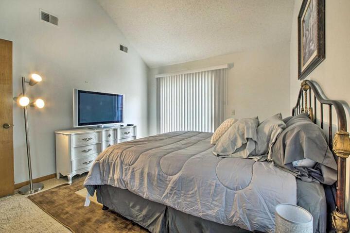 Shawnee Condo 10 Mi to Downtown Kansas City!