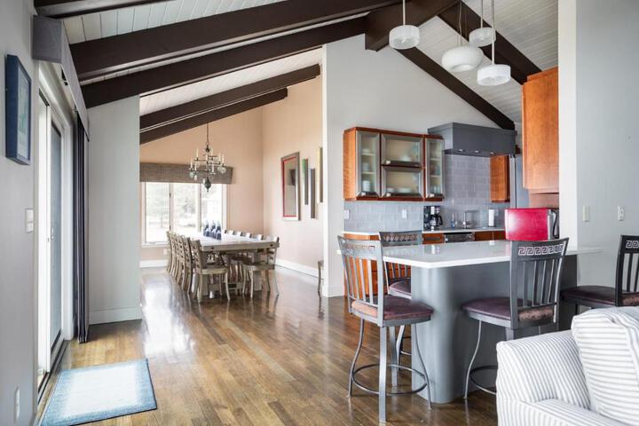 Sandbar Cedar Cottage on Lake Leelanau