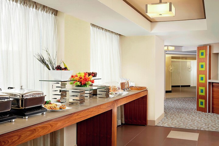 Lounge 106 of 117