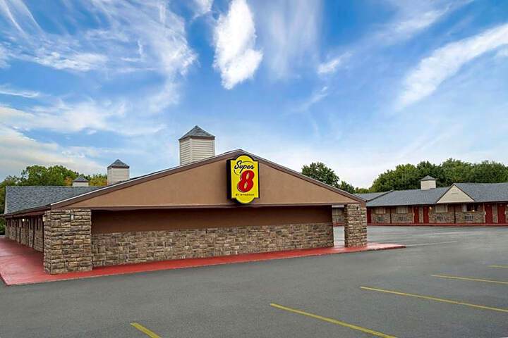 Super 8 by Wyndham Youngstown / Girard