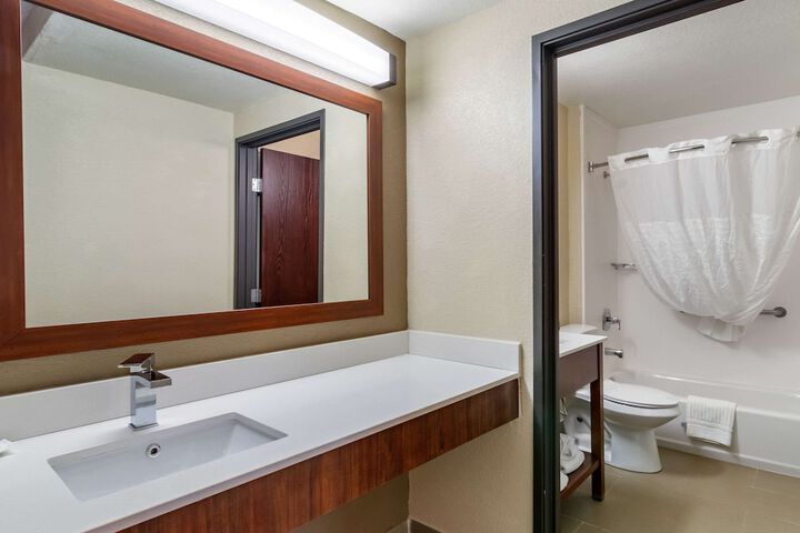 Comfort Inn & Suites South Hill I-85