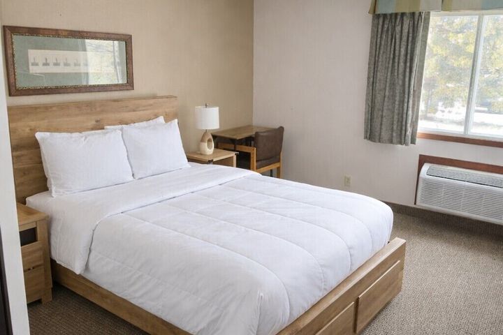 Nisswa Hotel and Suites