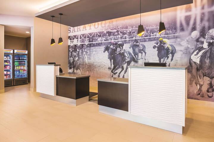 La Quinta Inn & Suites by Wyndham Clifton Park / Saratoga Area