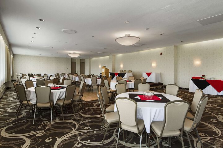 Ramada by Wyndham Belleville Harbourview Conference Centre