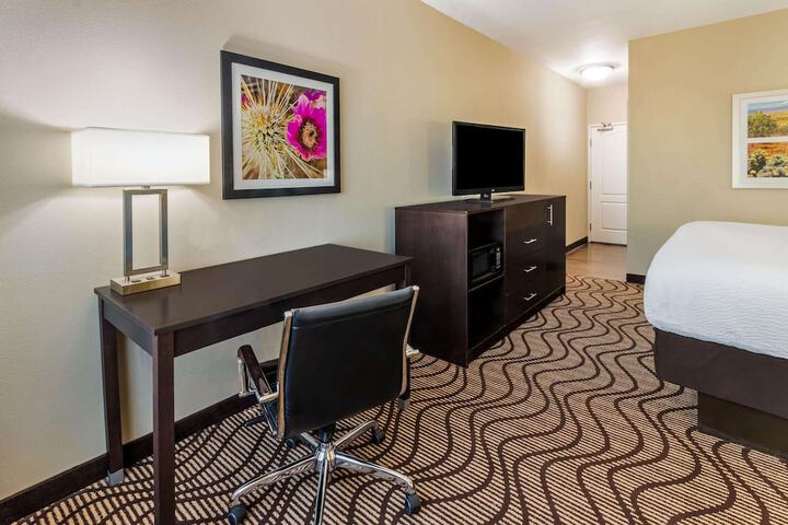 La Quinta Inn & Suites by Wyndham Artesia