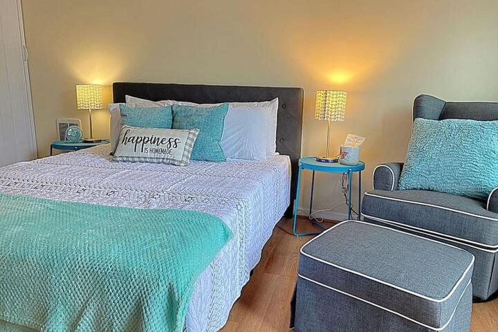Charming Studio Jeannette Sleeps 3 Queen Bed
