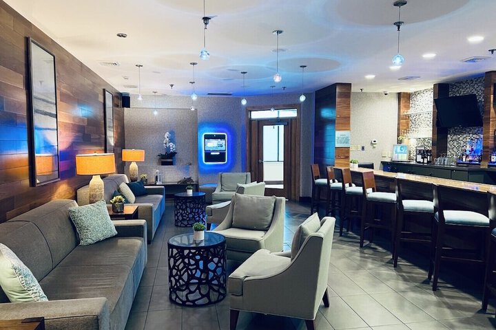 Lounge 31 of 34