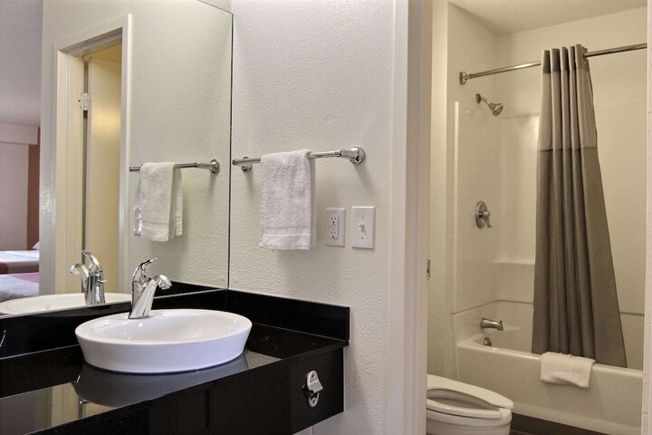 Motel 6 Middleburg Heights OH - Cleveland