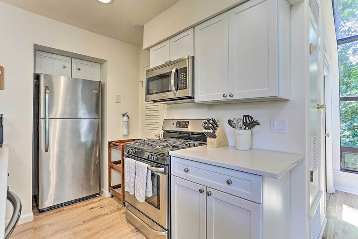Gorgeous Vernon Township Condo w / Balcony!