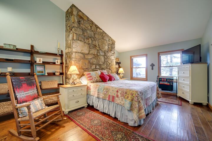 Robbinsville Vacation Rental w / Covered Balcony