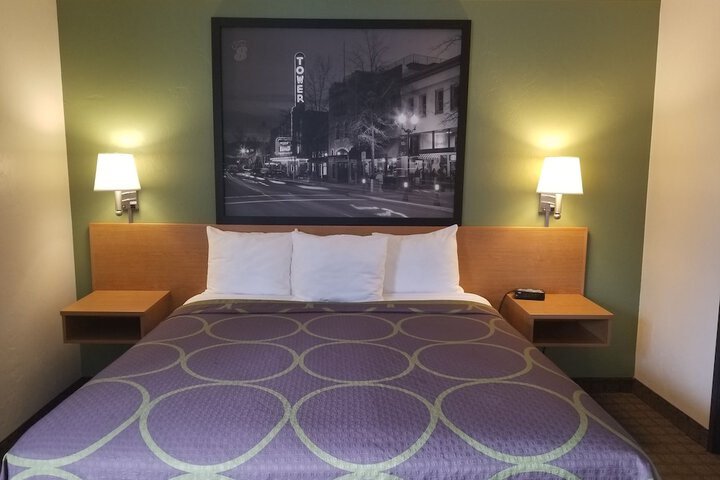 Super 8 by Wyndham Redmond