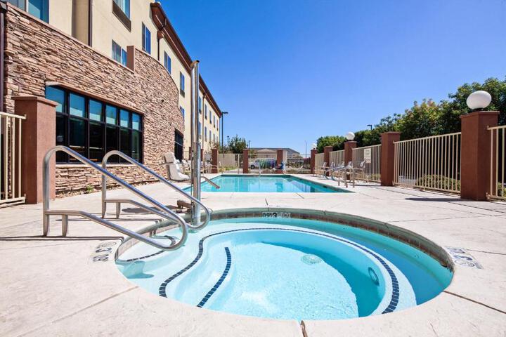 Holiday Inn Express & Suites Clovis-Fresno Area by IHG