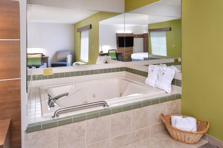 Holiday Inn Express & Suites Parkersburg-Mineral Wells by IHG