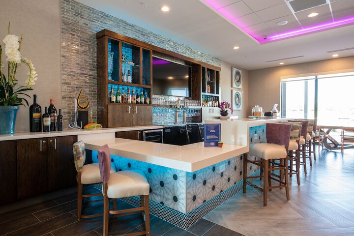 Lounge 43 of 47
