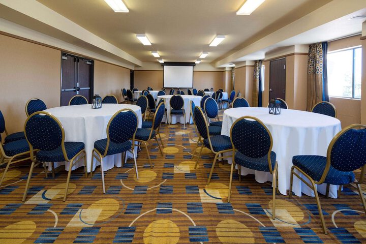 Ballroom/Hall 23 of 26